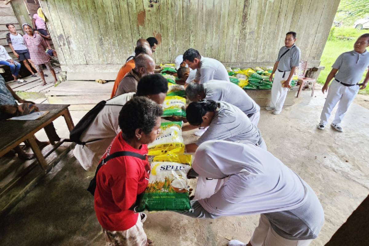 Tzu Chi Salurkan 125 Paket Beras untuk Warga di Distrik Yapsi, Jayapura 